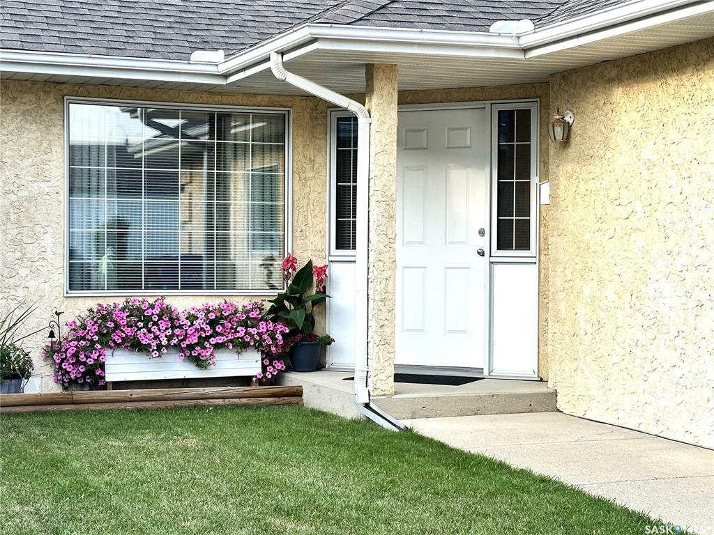 Property Photo:  1007 6th Avenue  SK S0K 2A0 