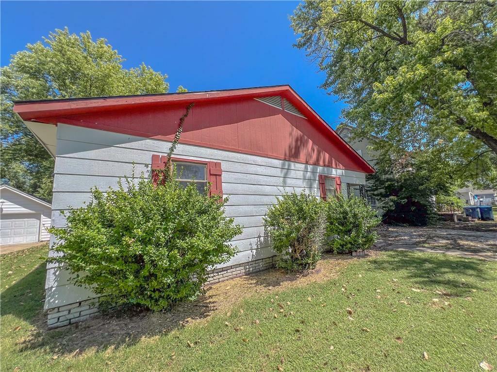 Property Photo:  912 W 4th Street  KS 67337 