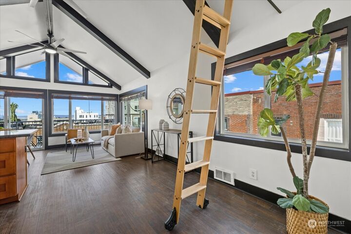 Property Photo:  308 Summit Avenue E 504  WA 98102 