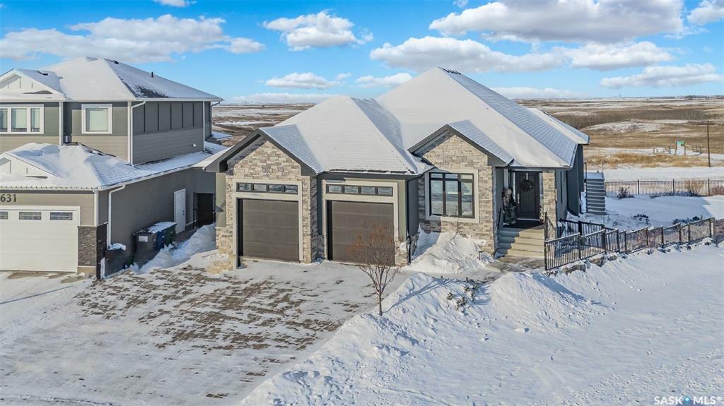 Property Photo:  635 Fast Crescent  SK S7W 0X1 