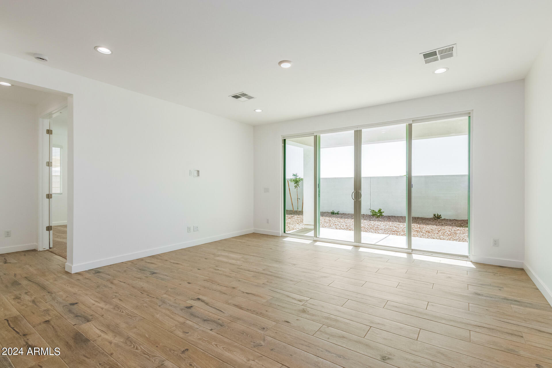 Property Photo:  252 E Leland Road  AZ 85140 