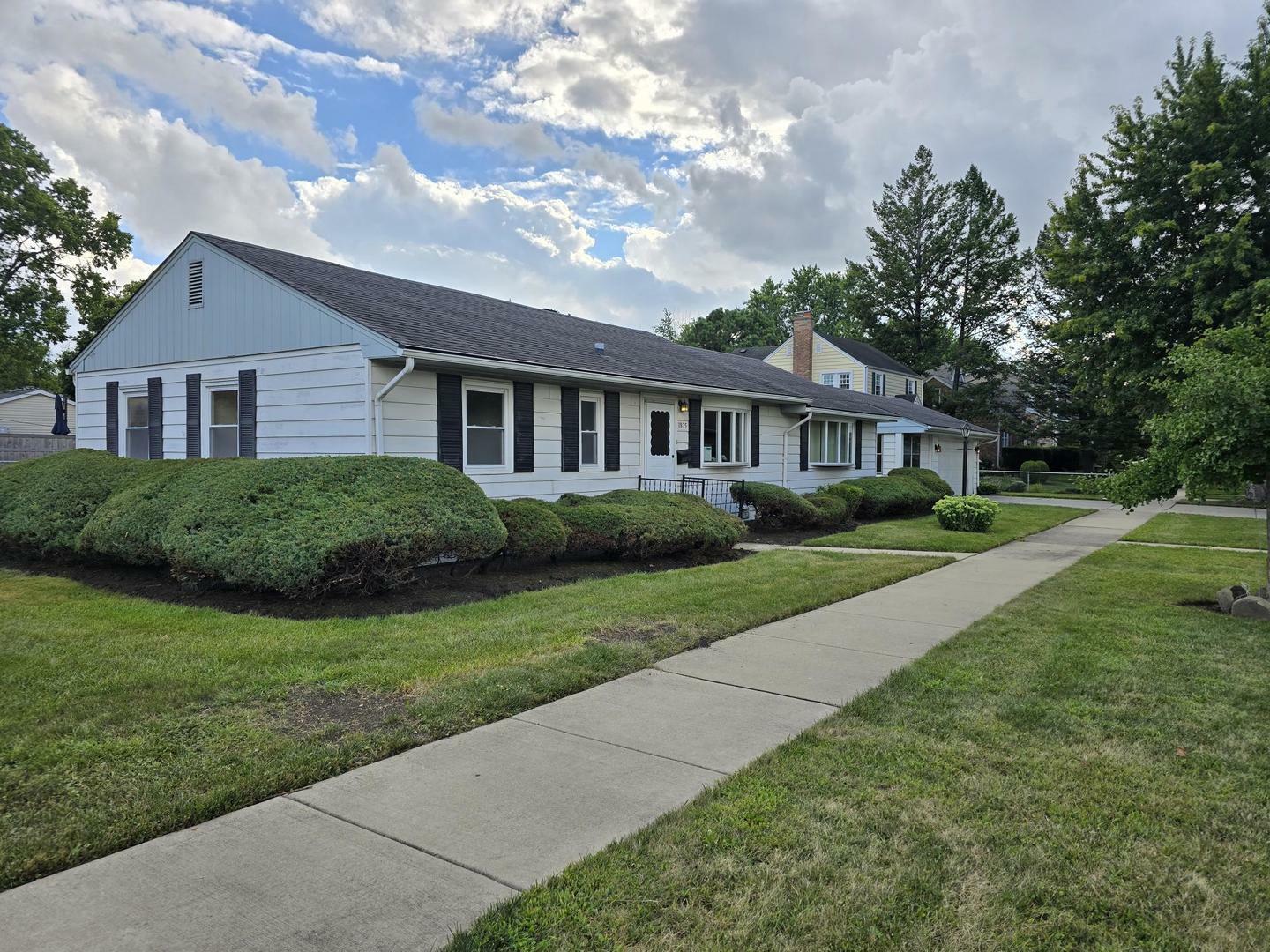 Property Photo:  1825 E Forest Avenue  IL 60018 