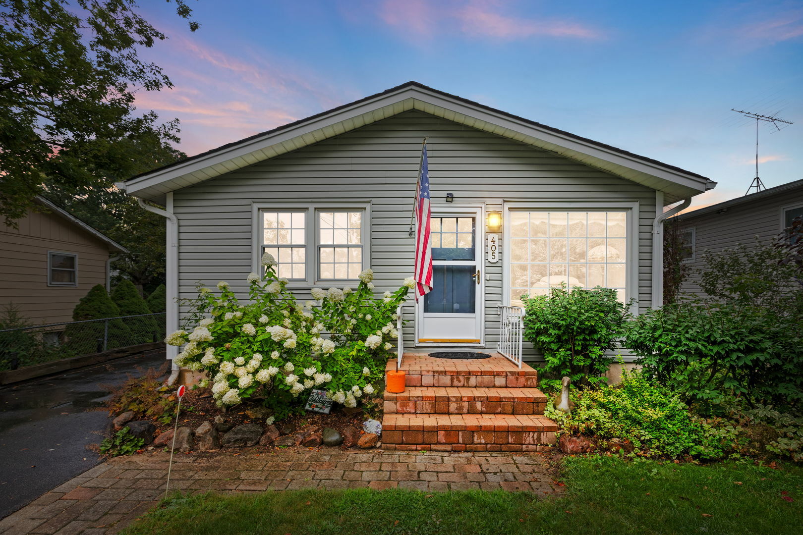 Property Photo:  405 Hillandale Drive  IL 60073 