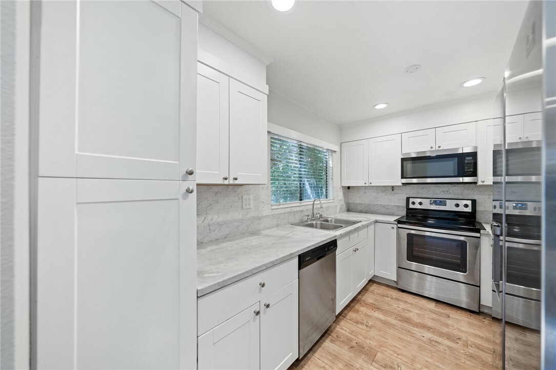 Property Photo:  7321 Lennox Avenue F5  CA 91405 