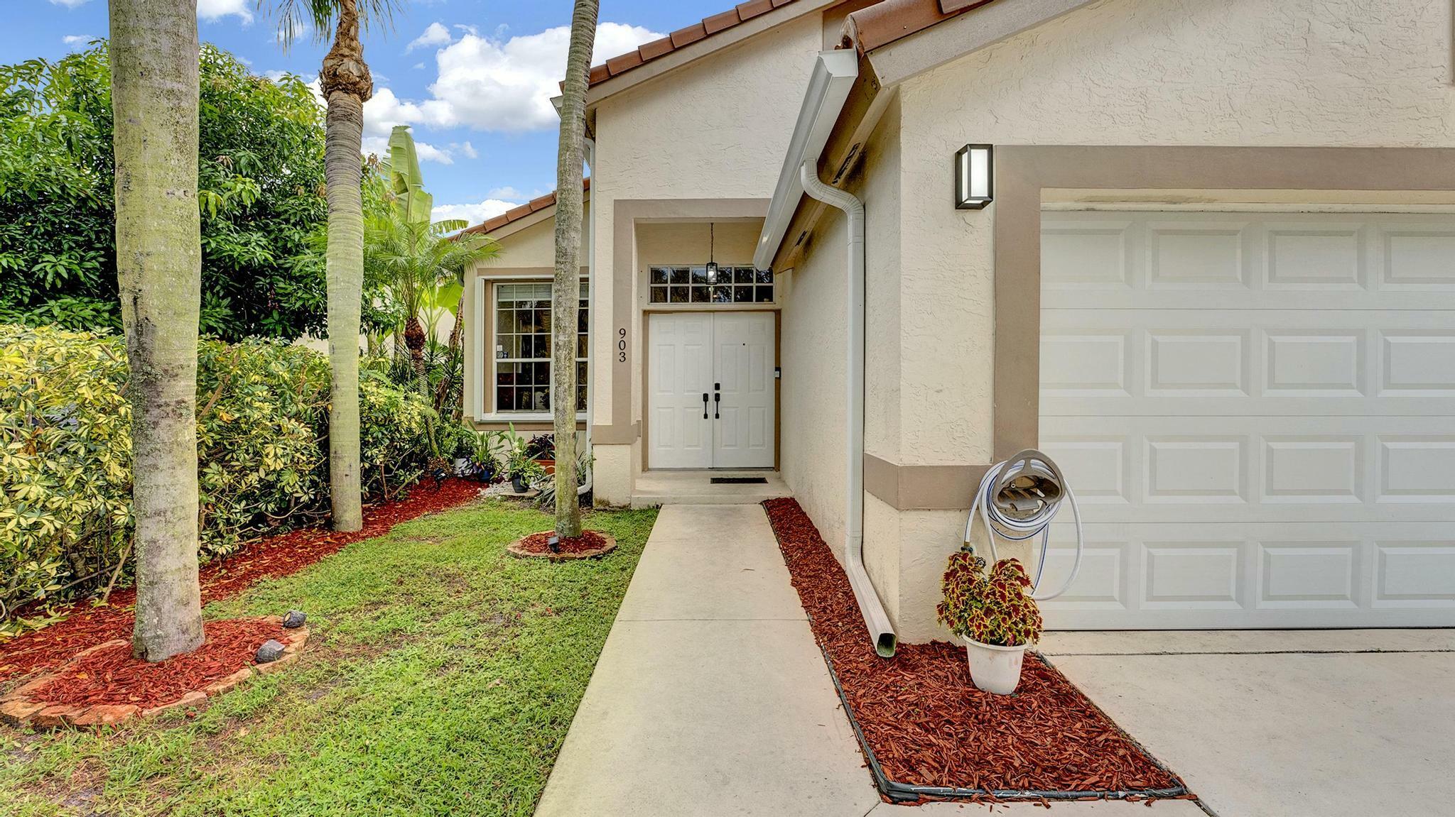 Property Photo:  903 Lake Wellington Drive  FL 33414 