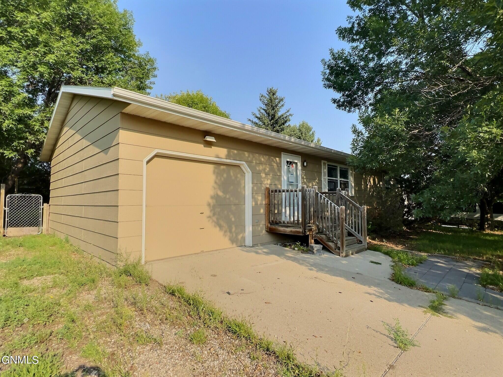 Property Photo:  27 Custer Drive  ND 58504 