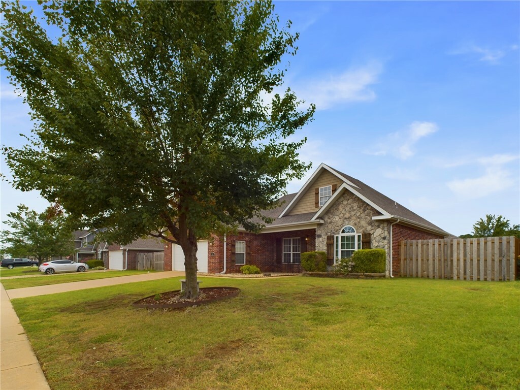 Property Photo:  1313 W Fir Street  AR 72758 