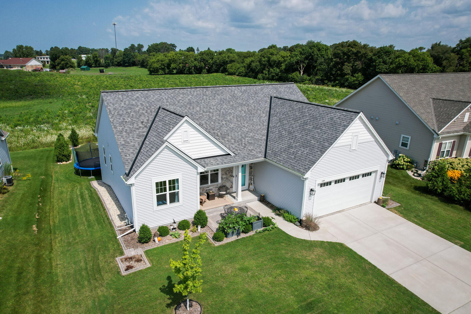 Property Photo: 1484 Walnut Ct WI 53027