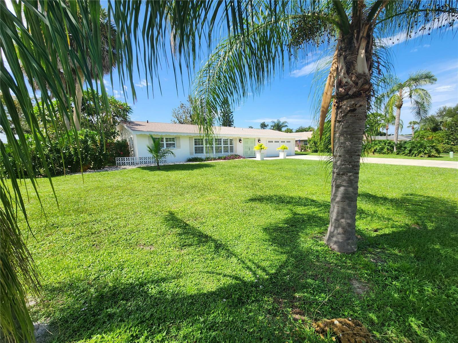 Property Photo:  5018 W Country Club Drive  FL 34243 