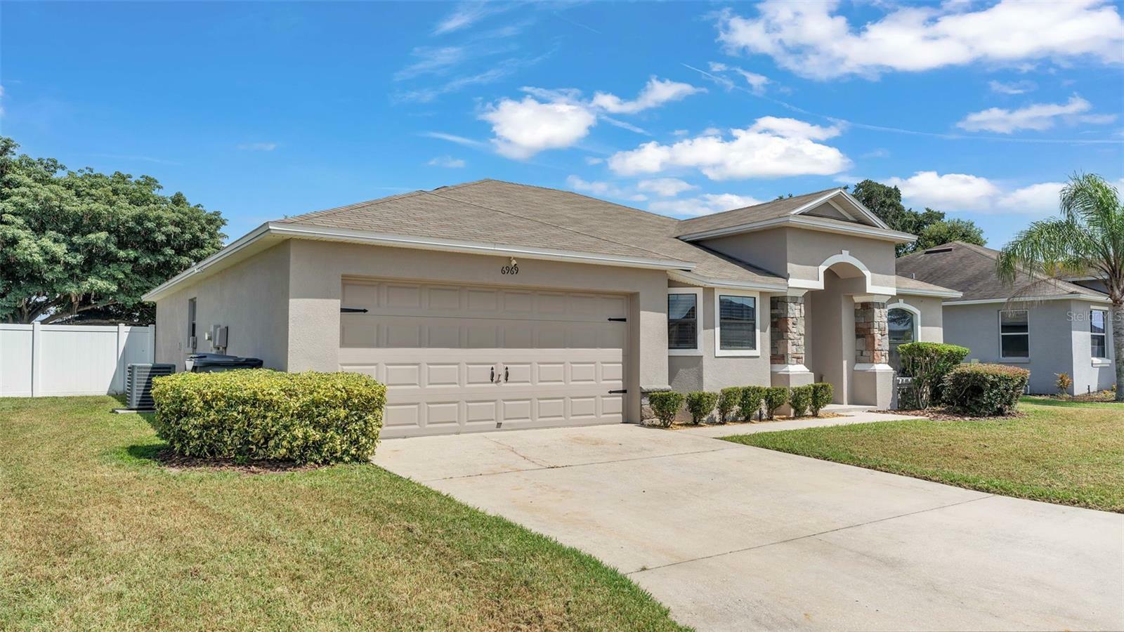 Property Photo:  6969 Heatherbrook Drive  FL 33809 