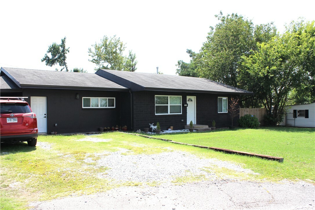 Property Photo:  1304 W Pecan Street  AR 72758 