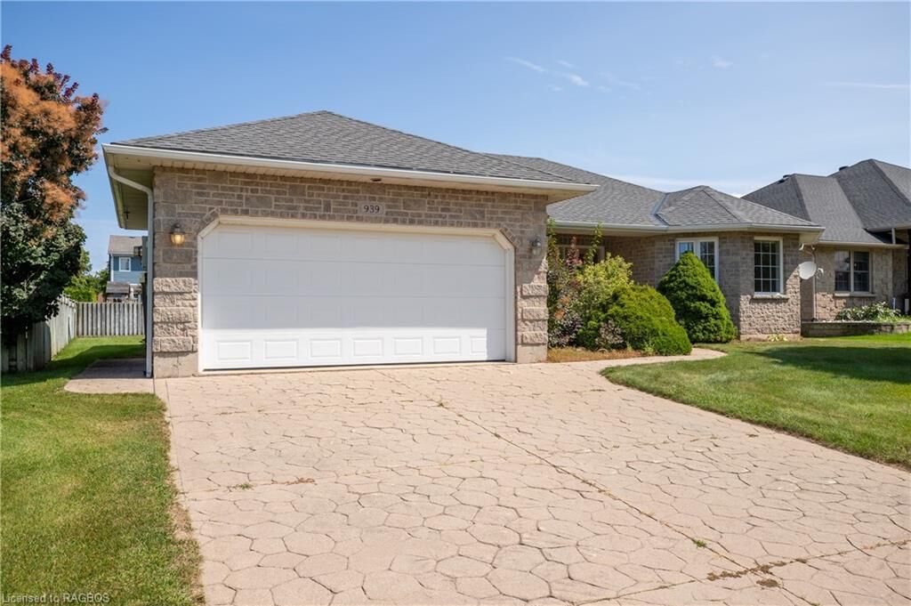Property Photo: 939 Piccadilly Drive ON N0H 2C2