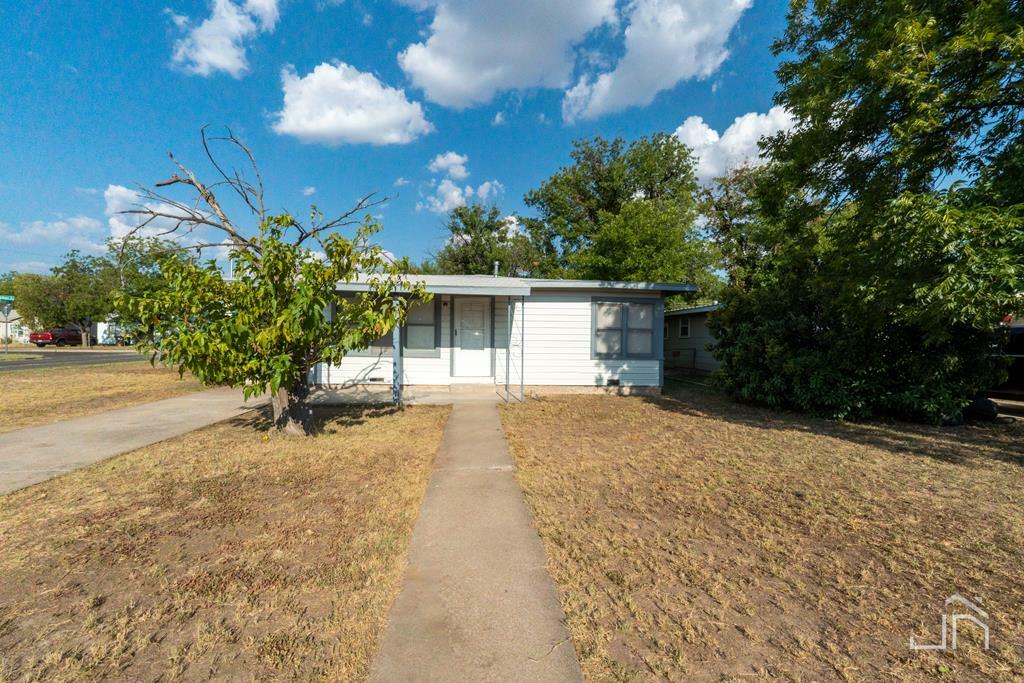 Property Photo:  1302 State St  TX 76904 