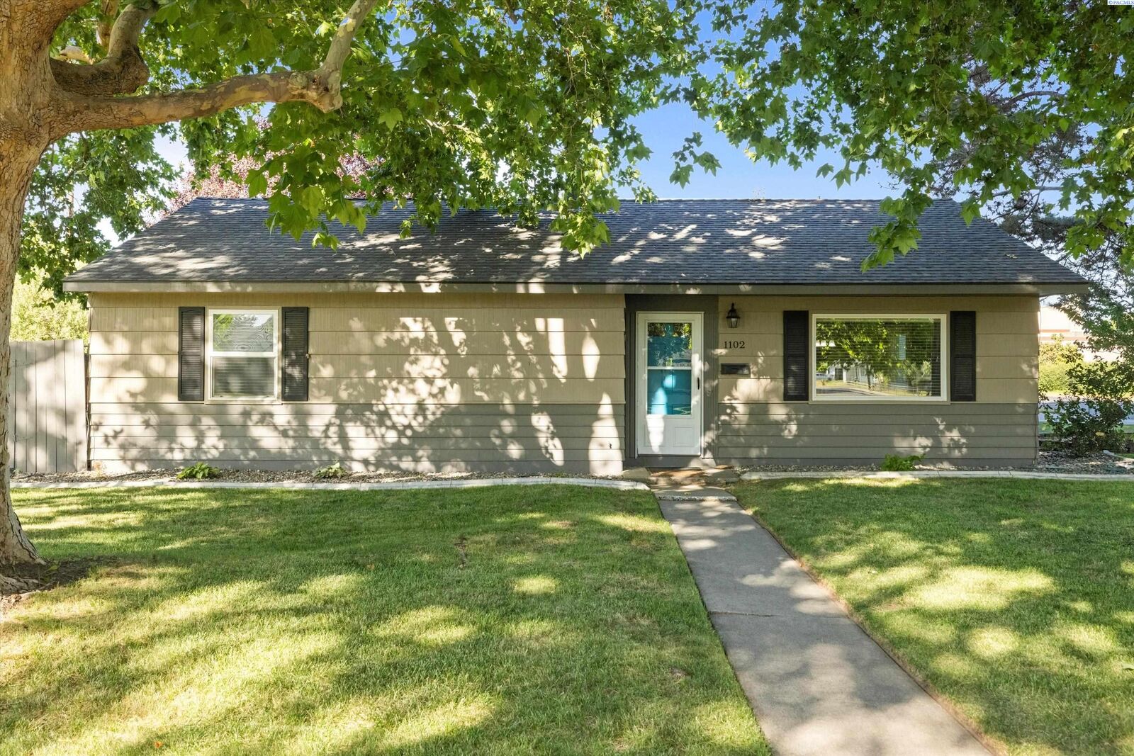 Property Photo: 1102 Birch Ave WA 99354