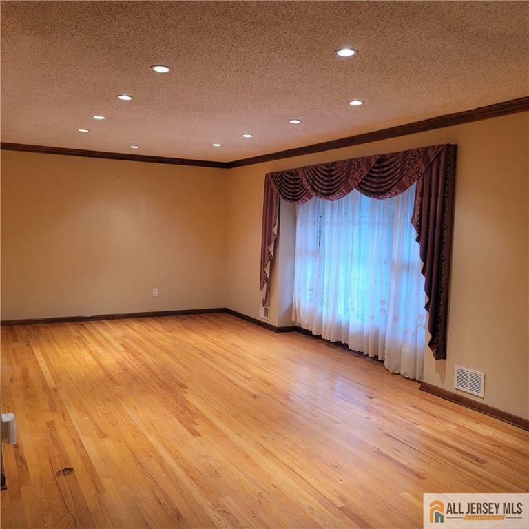 Property Photo:  11 Derby Lane  NJ 08902 