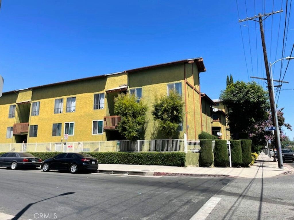 Property Photo:  6151 Reseda Boulevard 5  CA 91335 