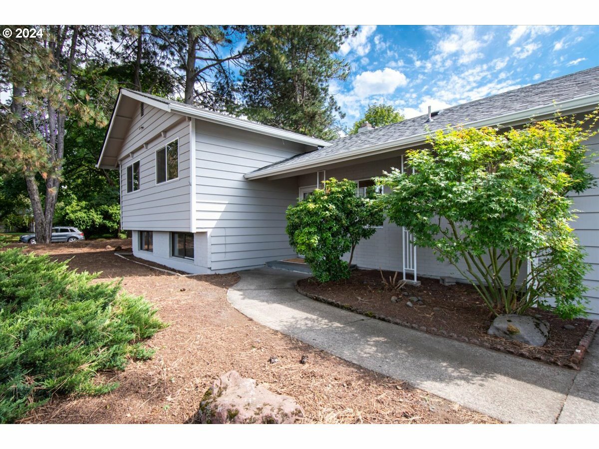 Property Photo:  818 SE 119th Ave  WA 98683 