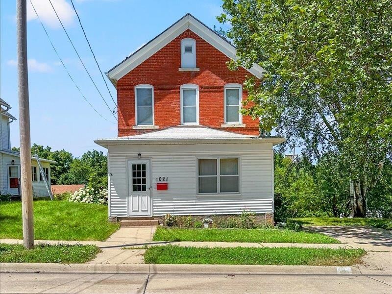 Property Photo:  1021 Cleveland Avenue  IA 52003 