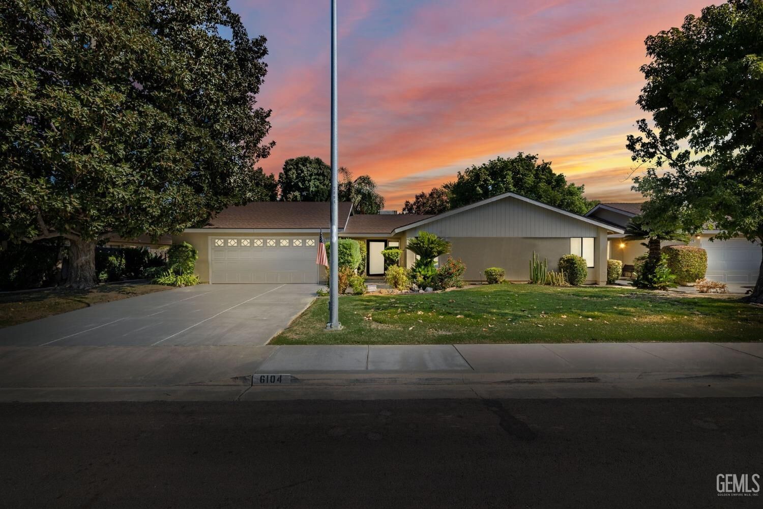Property Photo: 6104 Indian Wells Avenue CA 93309