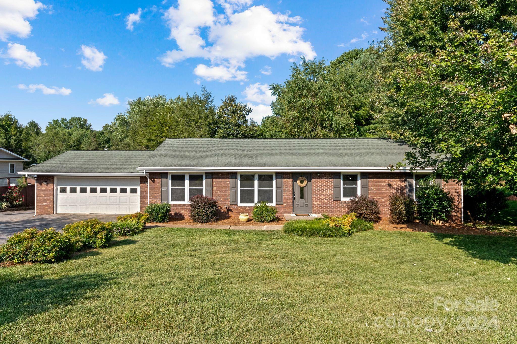 Property Photo:  2 Fieldcrest Drive  NC 28715 