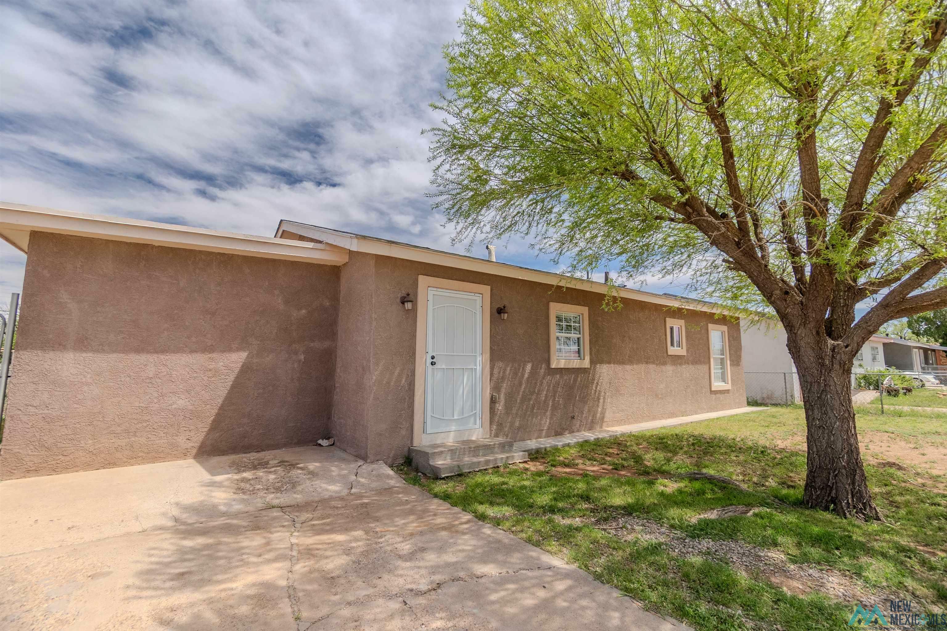 Property Photo:  917 Hondo Street  NM 88101 