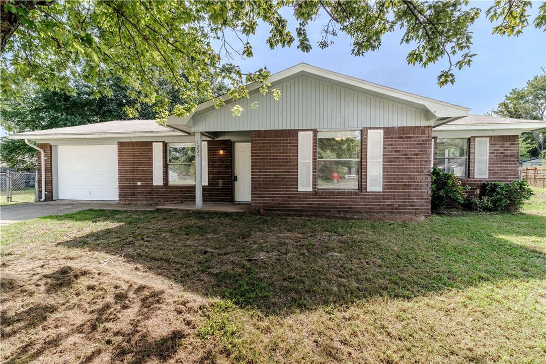 Property Photo:  1205 Henegar Drive  AR 72761 