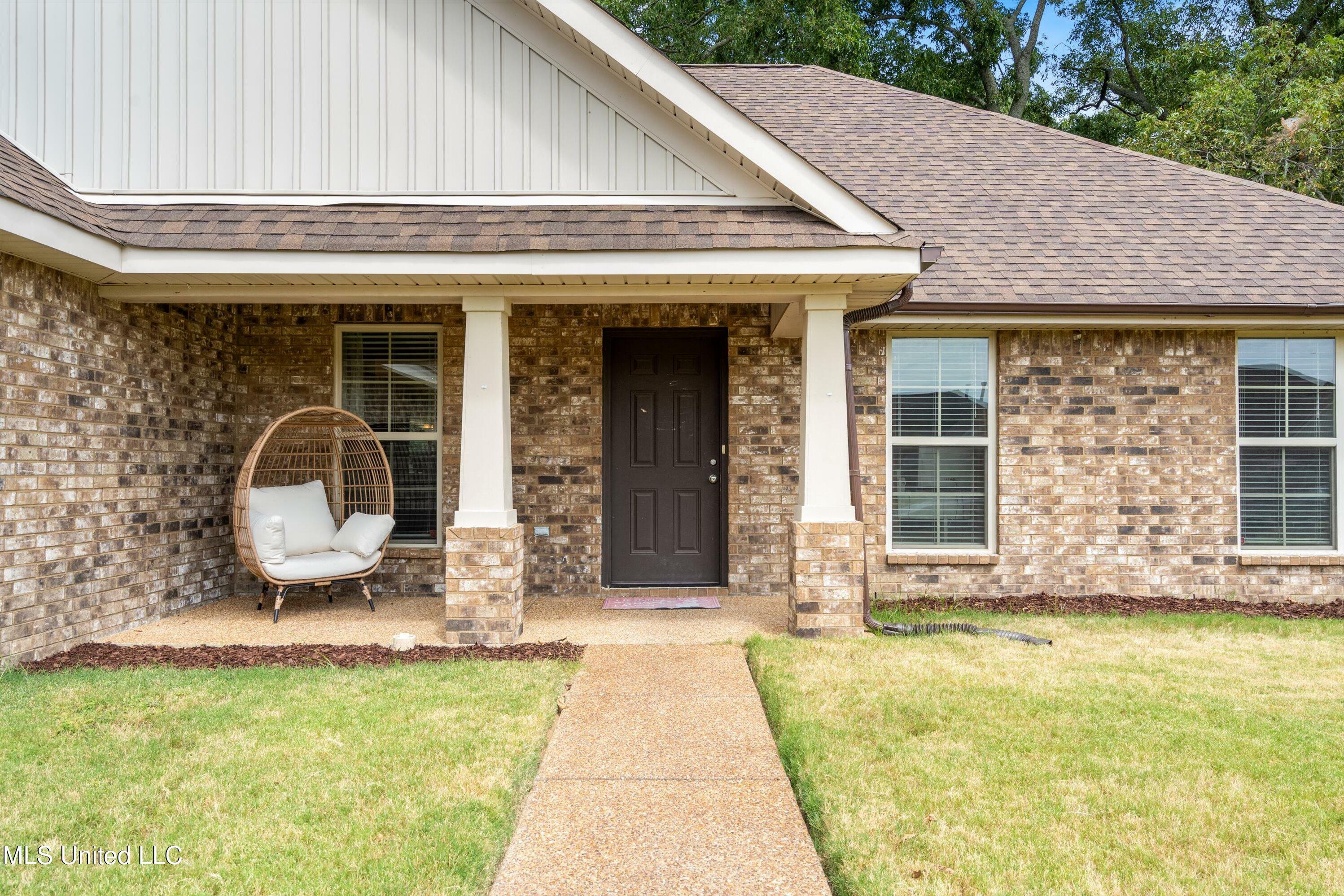 Property Photo:  8856 N Courtly Circle Circle  MS 38654 