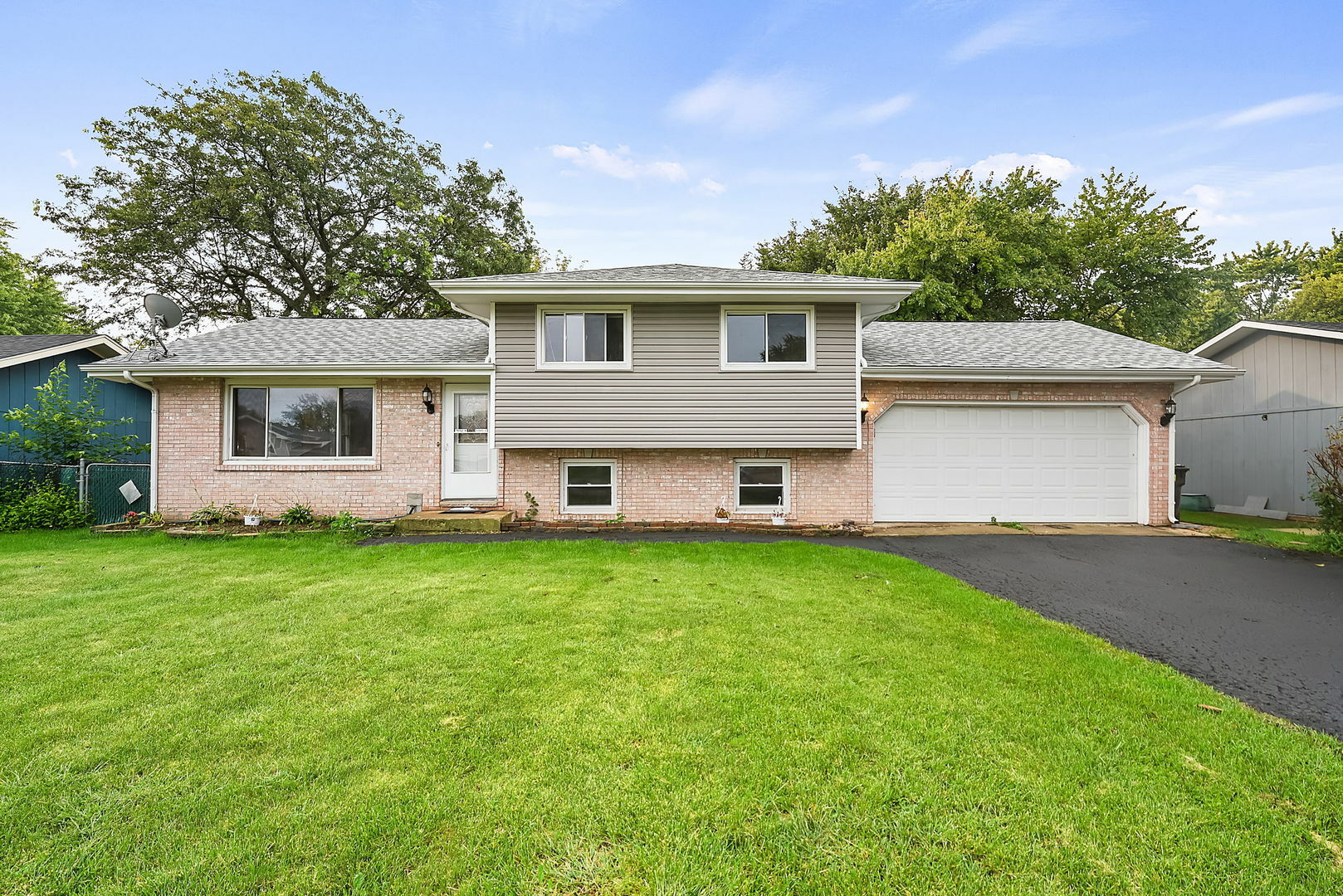 Property Photo:  28W581 Donald Avenue  IL 60185 