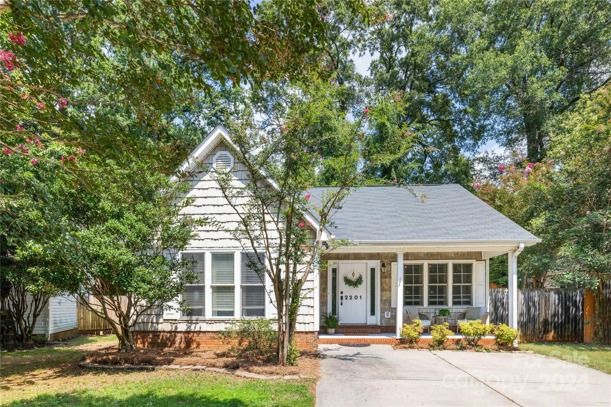 2201 Olde Chantilly Court  Charlotte NC 28205 photo