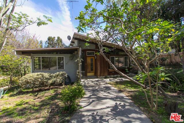 Property Photo:  812  Alondra Dr  CA 90272 