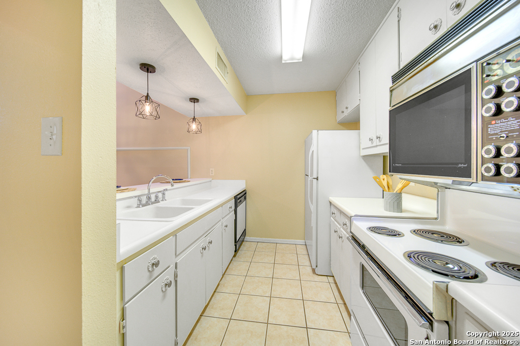 Property Photo:  1922 Broken Oak St  TX 78232 