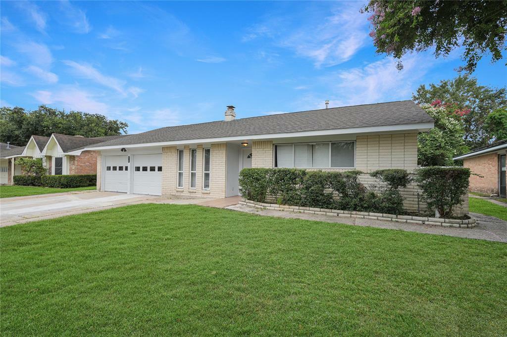 Property Photo:  318 N Forest Boulevard  TX 77090 