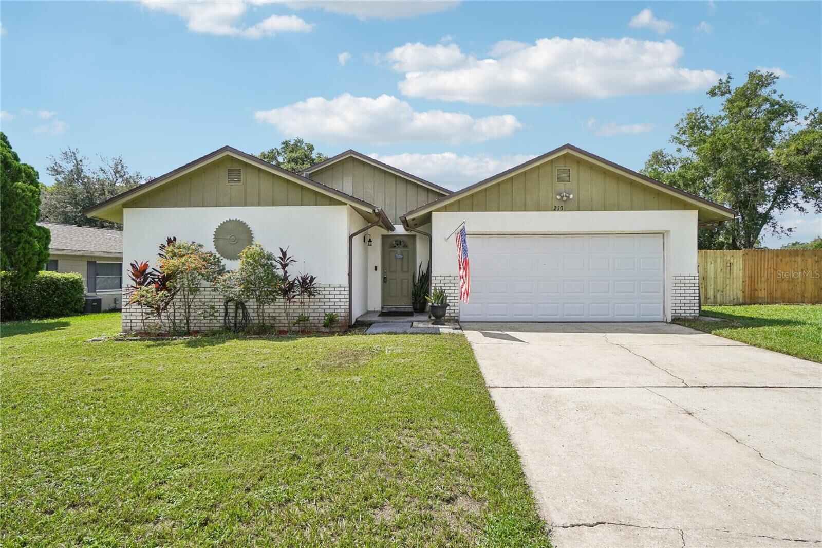 Property Photo: 210 Sweetgum Court FL 32708