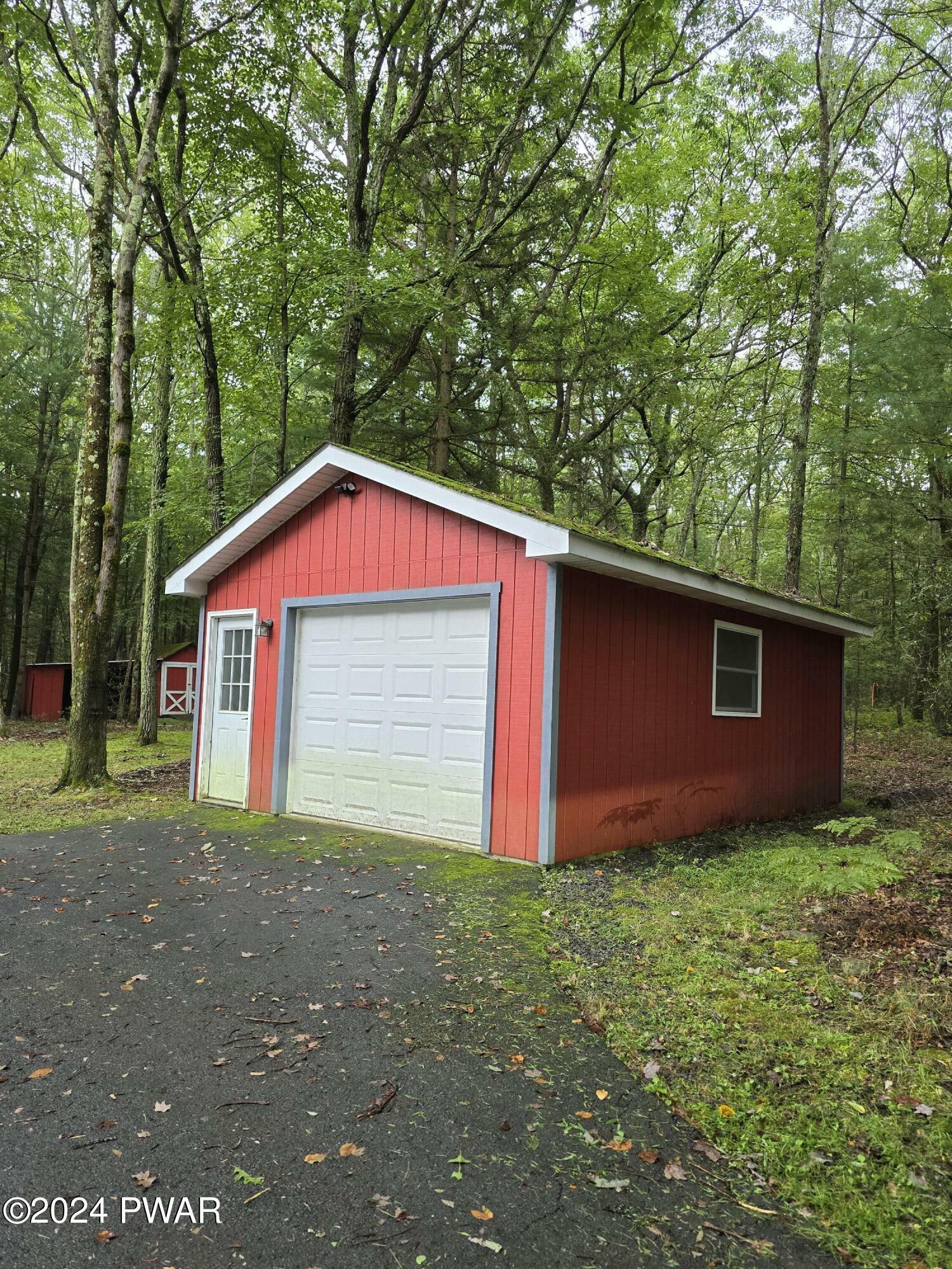 Property Photo:  654 Twin Lakes Road  PA 18458 