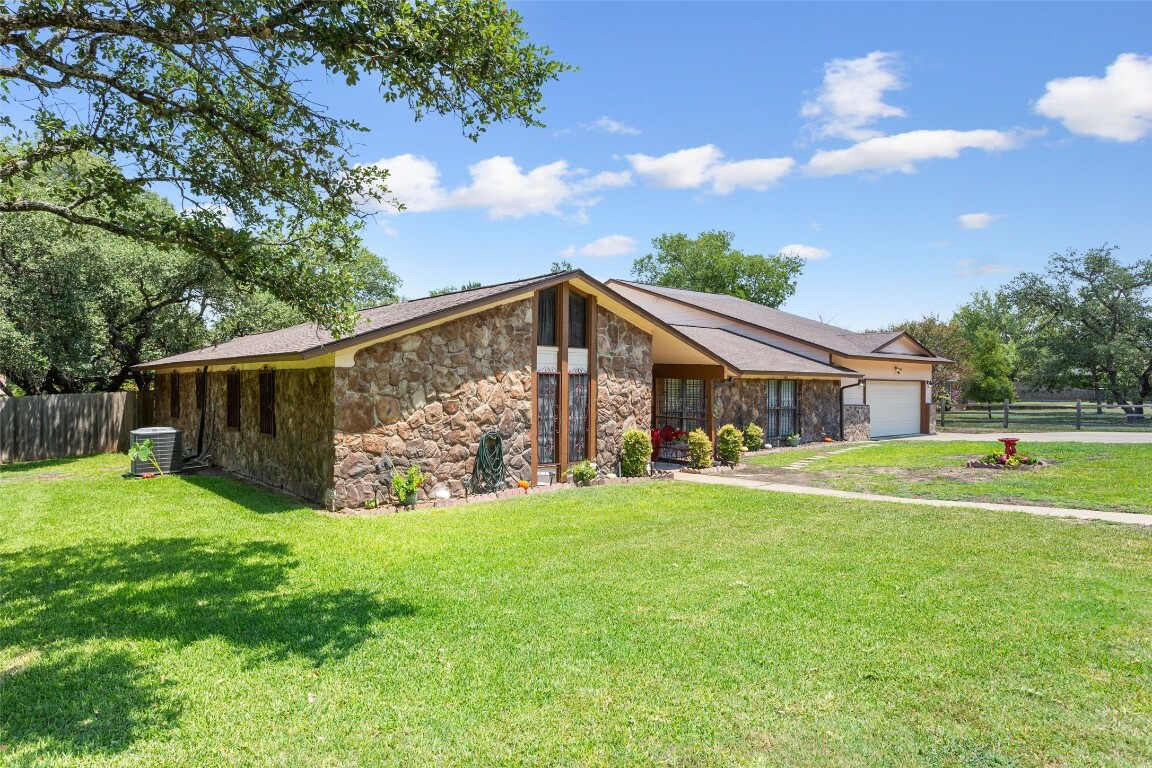 Property Photo:  1128 Cedar Oaks Lane  TX 76548 