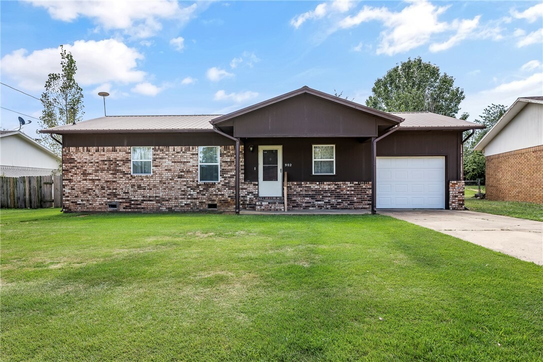 Property Photo:  902 SE 12th Street  AR 72712 