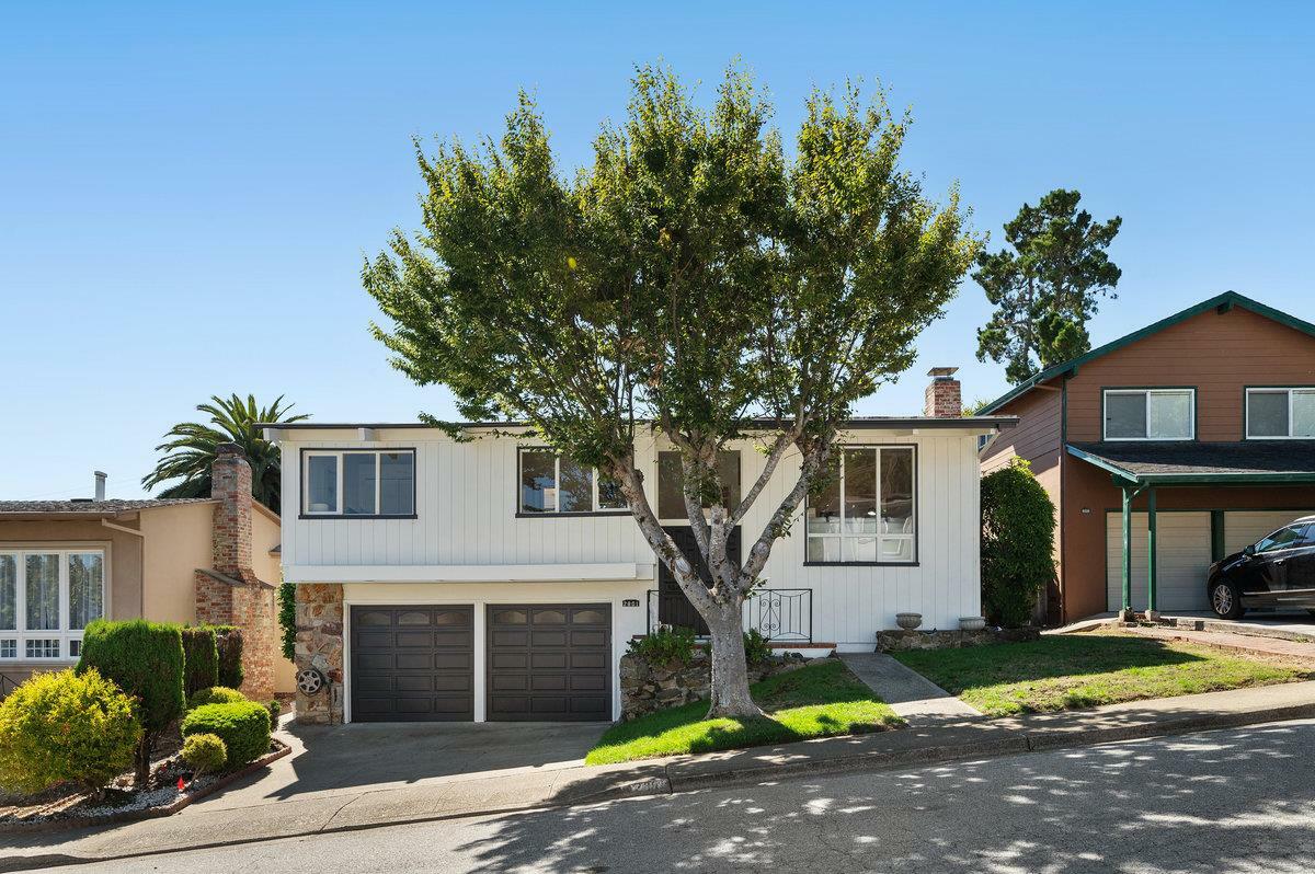 Property Photo:  2801 Ridgeway Avenue  CA 94066 