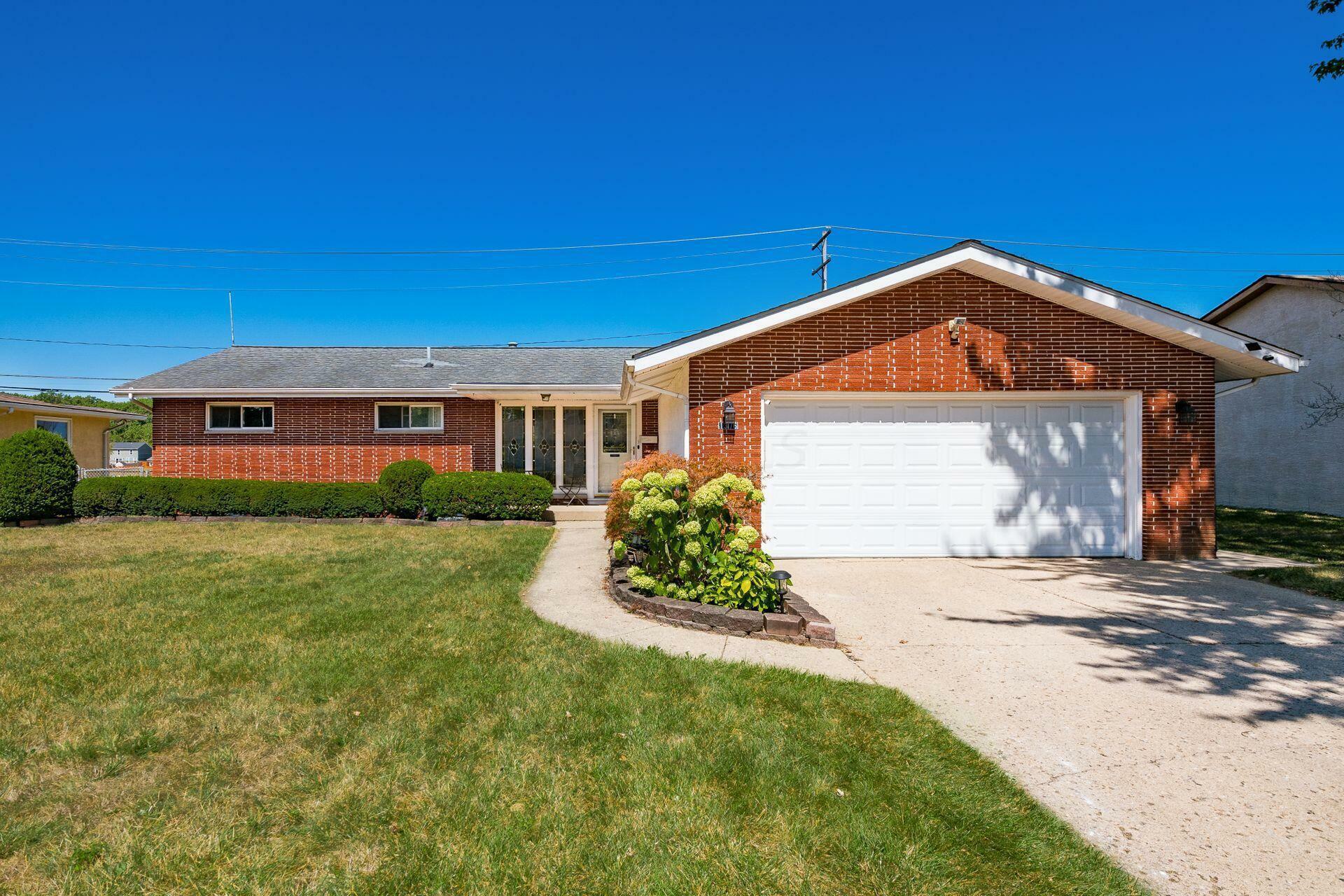 Property Photo:  1376 Fahlander Drive N  OH 43229 