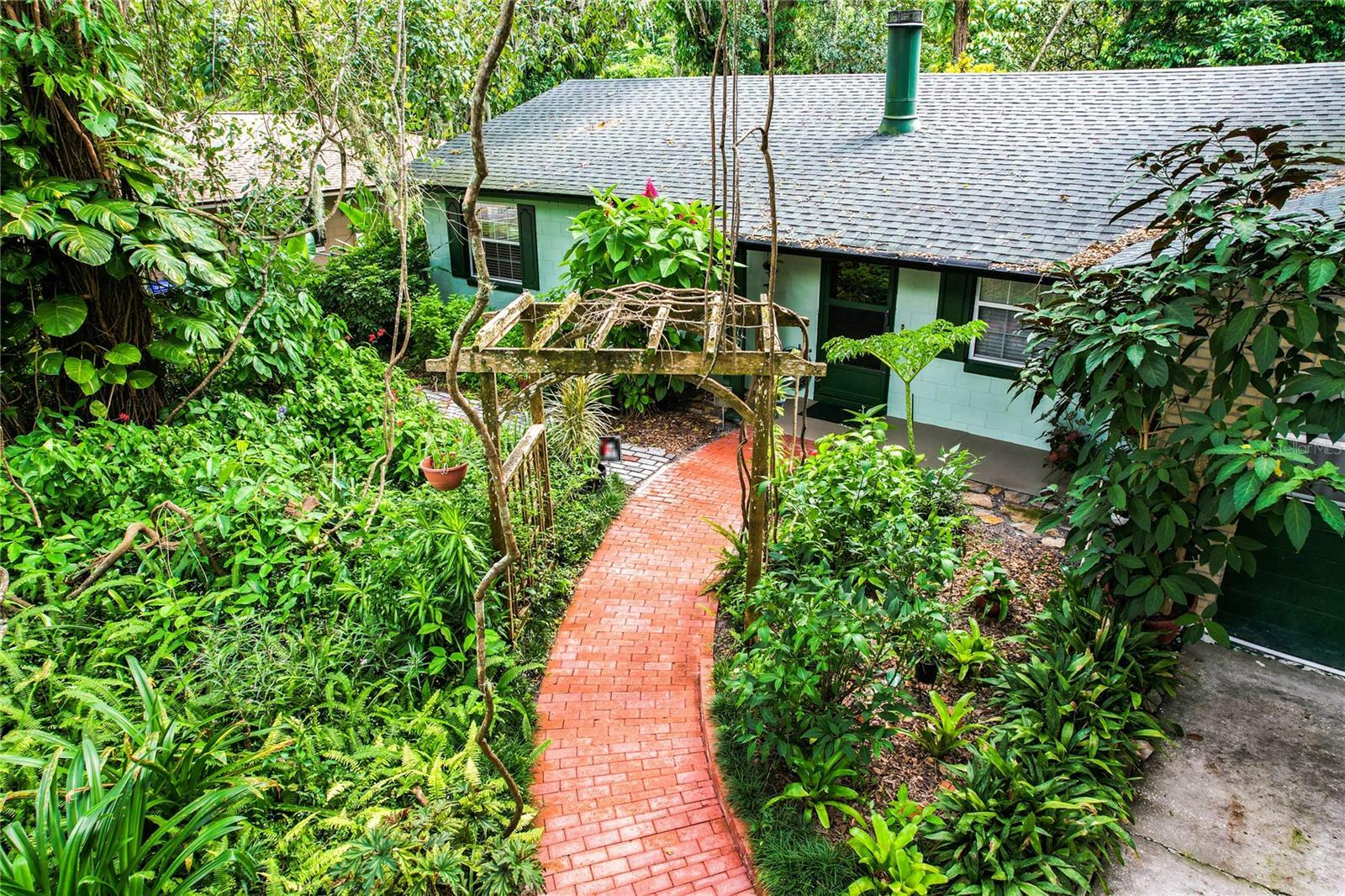 Property Photo:  3016 Riverside Park Road  FL 32810 