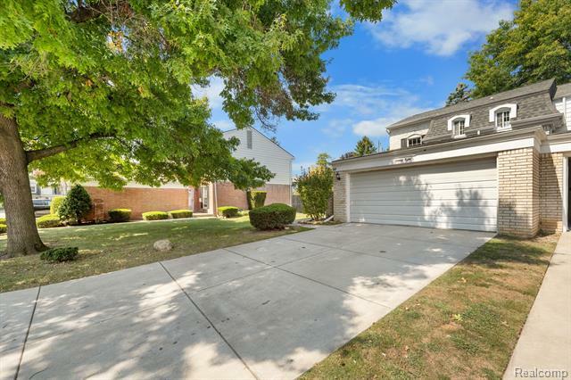 Property Photo:  98 Manor Way 26  MI 48309 