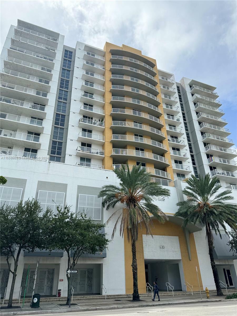 Property Photo:  900 SW 8th St 604  FL 33130 