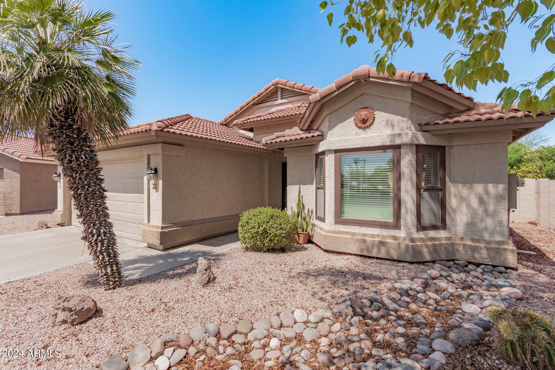 Property Photo:  606 S Golden Key Street  AZ 85233 