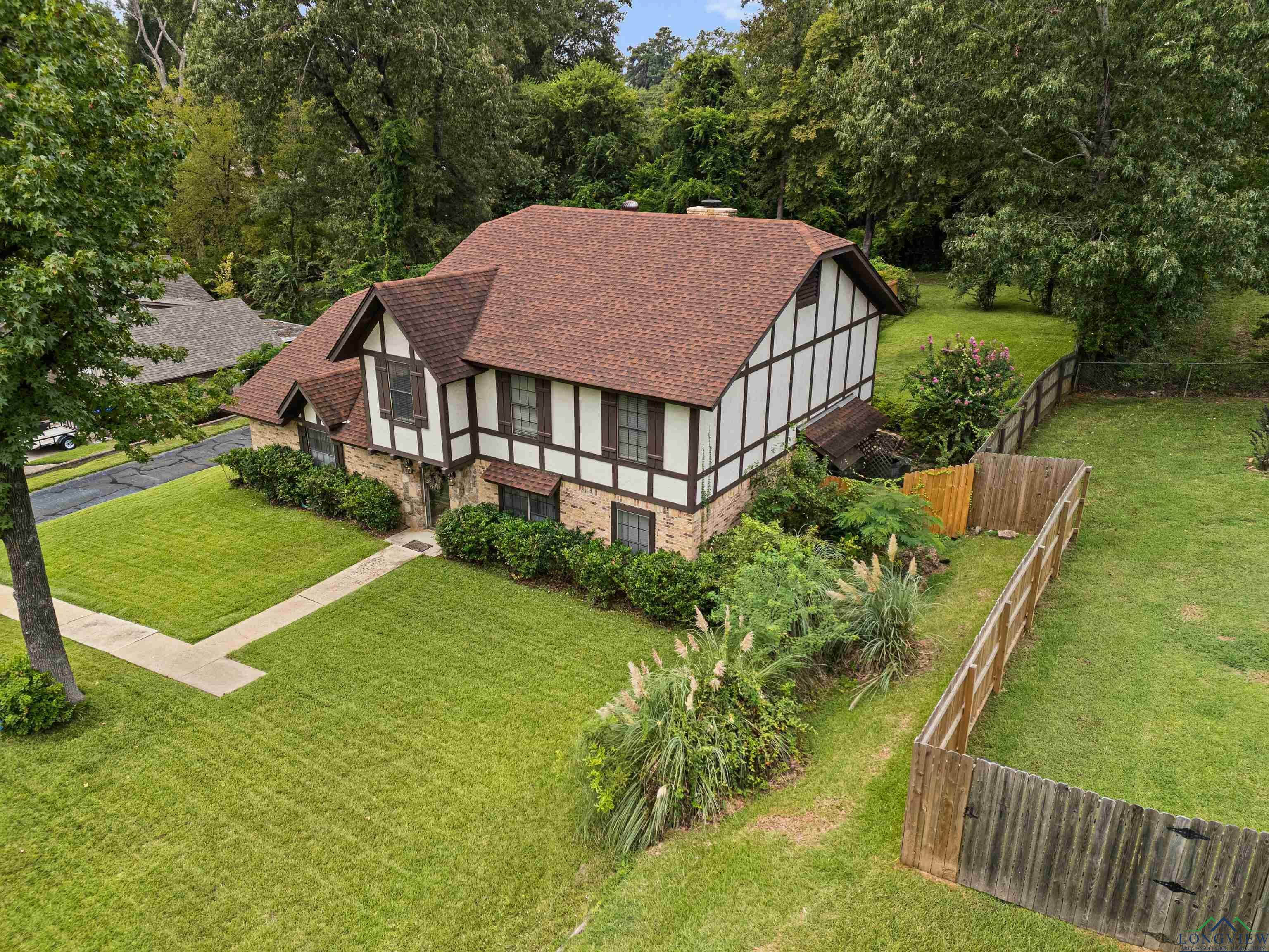 Property Photo:  1607 Willow Oak Drive  TX 75601 