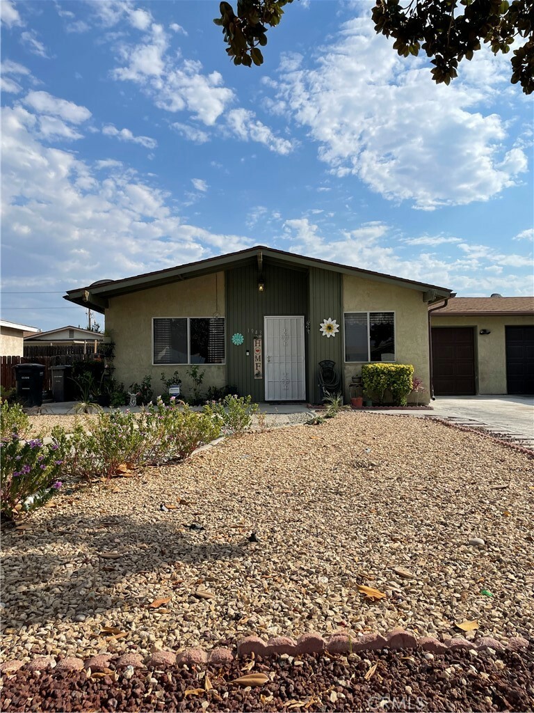 Property Photo:  1943 Calle Arboleda  CA 92545 