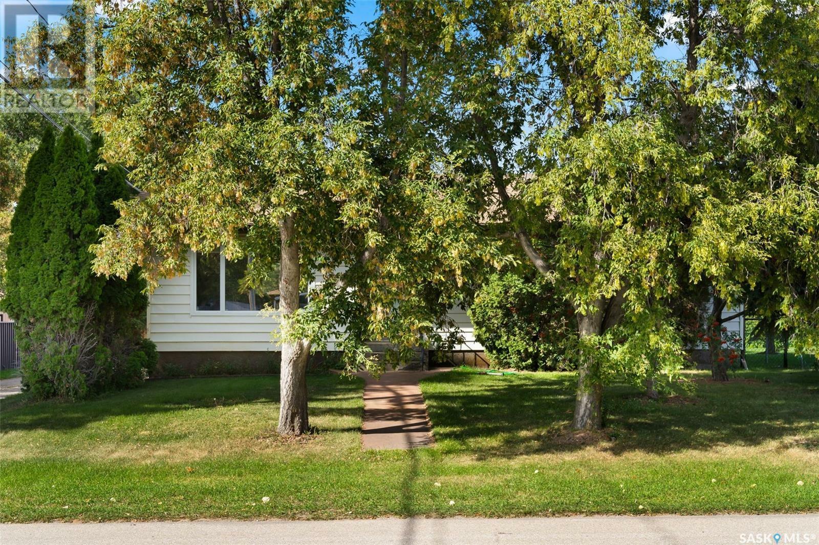 Property Photo:  102 5th Street  SK S0G 3Z0 