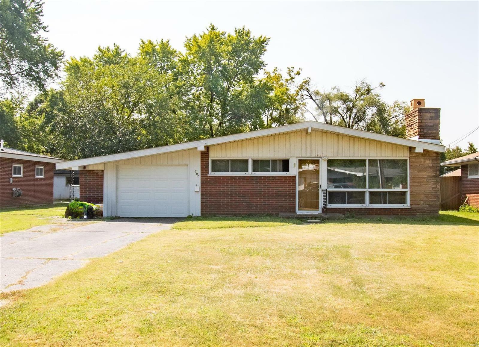 Property Photo:  702 Valley Drive  IL 62024 