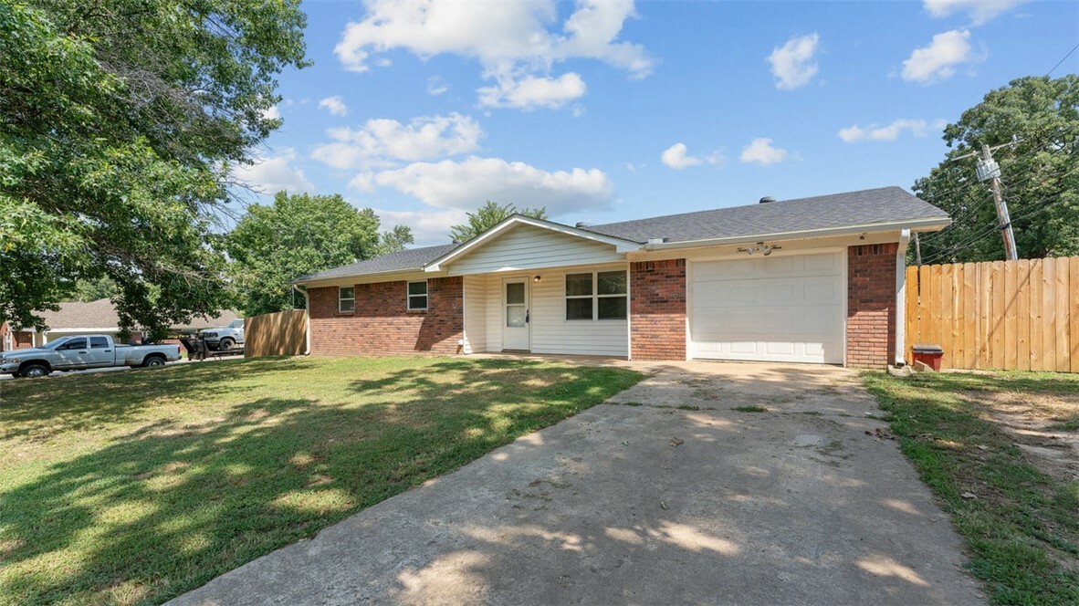 Property Photo:  2103 W Twin Springs Street  AR 72761 