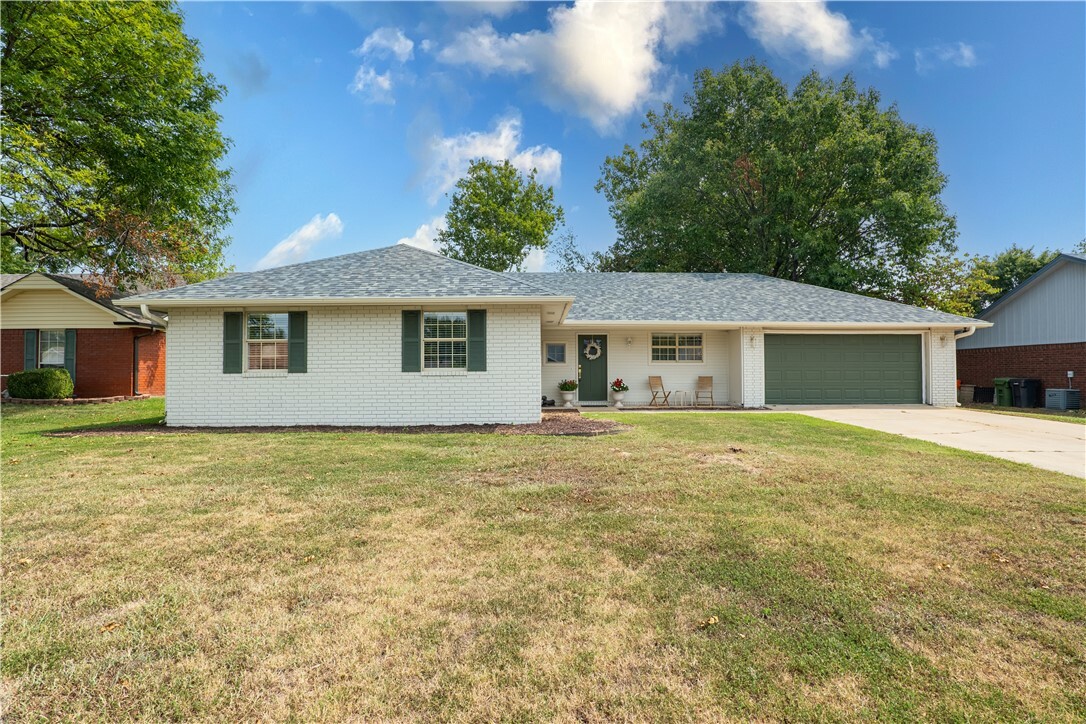 Property Photo:  1101 N Oriole Avenue  AR 72756 