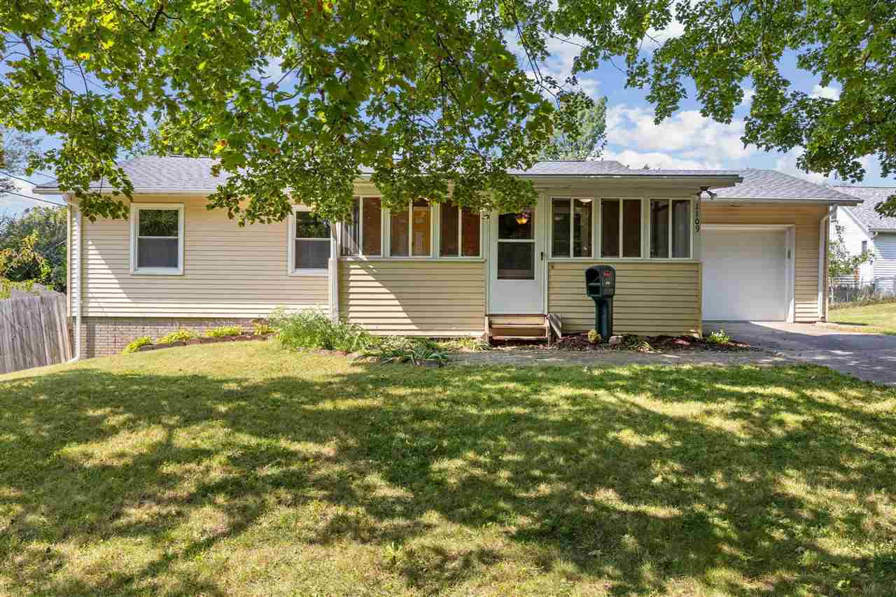 Property Photo:  1109 4th Ave  IA 52240 