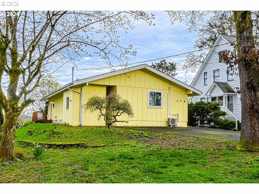 Property Photo: 174 S 6th St OR 97051